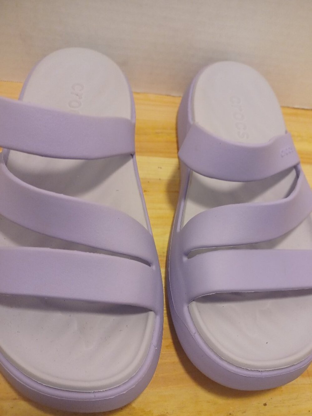 New CROCS Strappy Slides Size 6W - Picture 2 of 5
